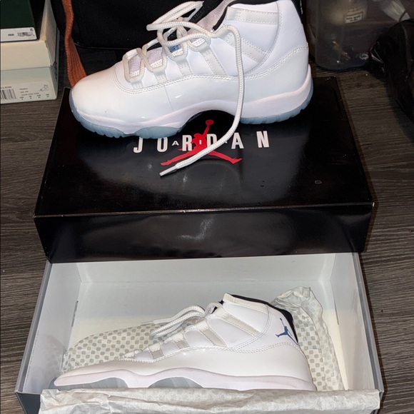 Jordan Athletic Shoes White and Blue - Picture 11 of 15